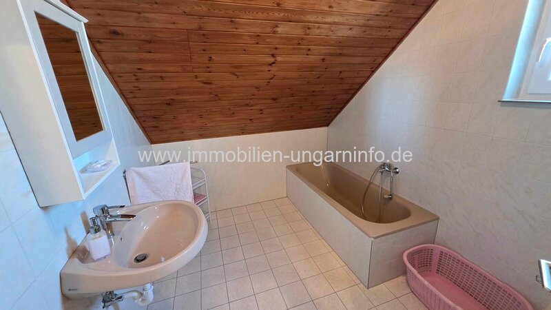 Einfamilienhaus mit ausgebautem Dachgeschoss in Kéthely zu verkaufen (6 km vom Balaton entfernt)