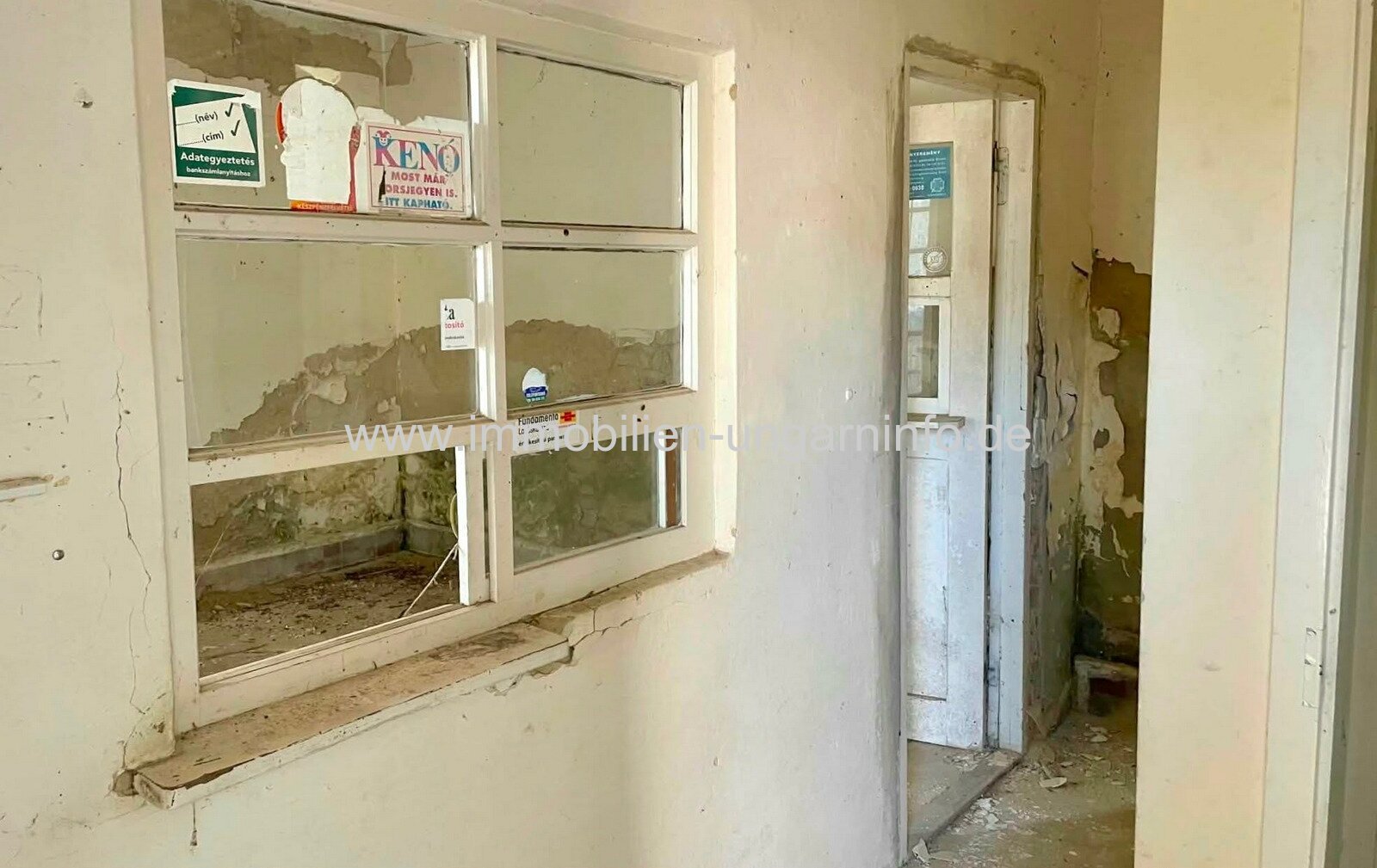 In Marcali, im Stadtteil Horvátkút, steht das Gebäude der ehemaligen Post mit einem 0,7 Hektar großen Grundstück zum Verkauf