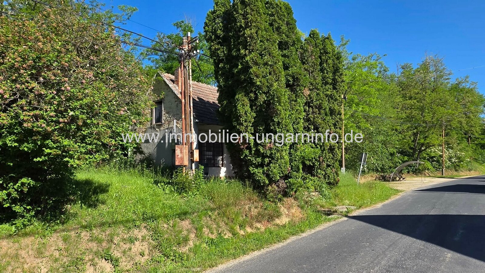 In Marcali, im Stadtteil Horvátkút, steht das Gebäude der ehemaligen Post mit einem 0,7 Hektar großen Grundstück zum Verkauf