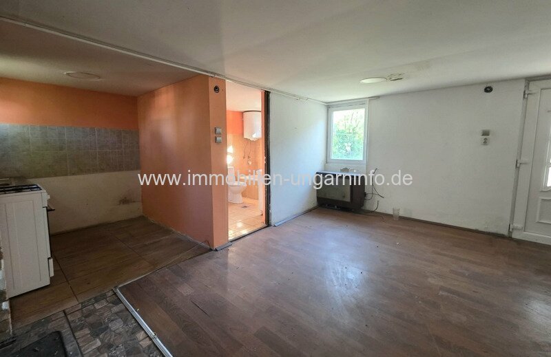 In Balatonszabadi steht ein Zweifamilienhaus mit großem Grundstück zum Verkauf