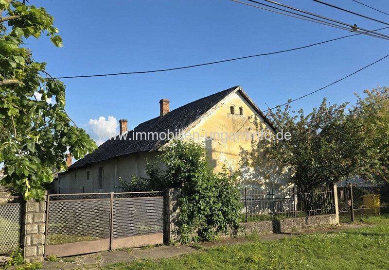 In Balatonszabadi steht ein Zweifamilienhaus mit großem Grundstück zum Verkauf