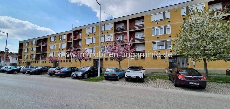 In Marcali (12 km vom Balaton entfernt) steht eine 2-Zimmer-Wohnung mit Balkon zum Verkauf