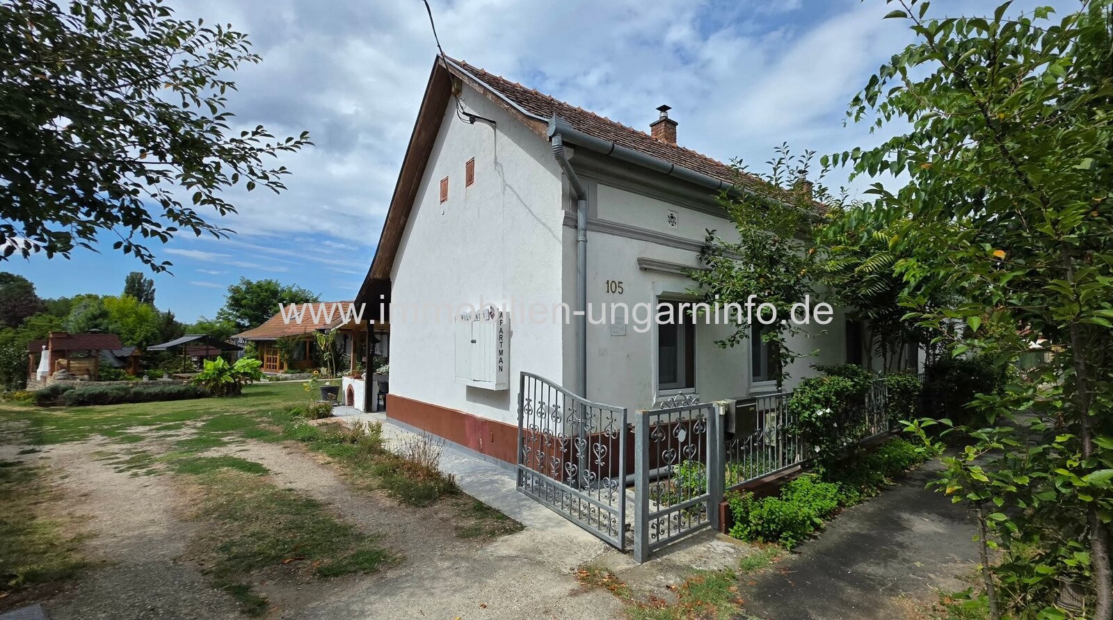Einfamilienhaus mit 3 Apartments und Swimmingpool in Nikla zu verkaufen