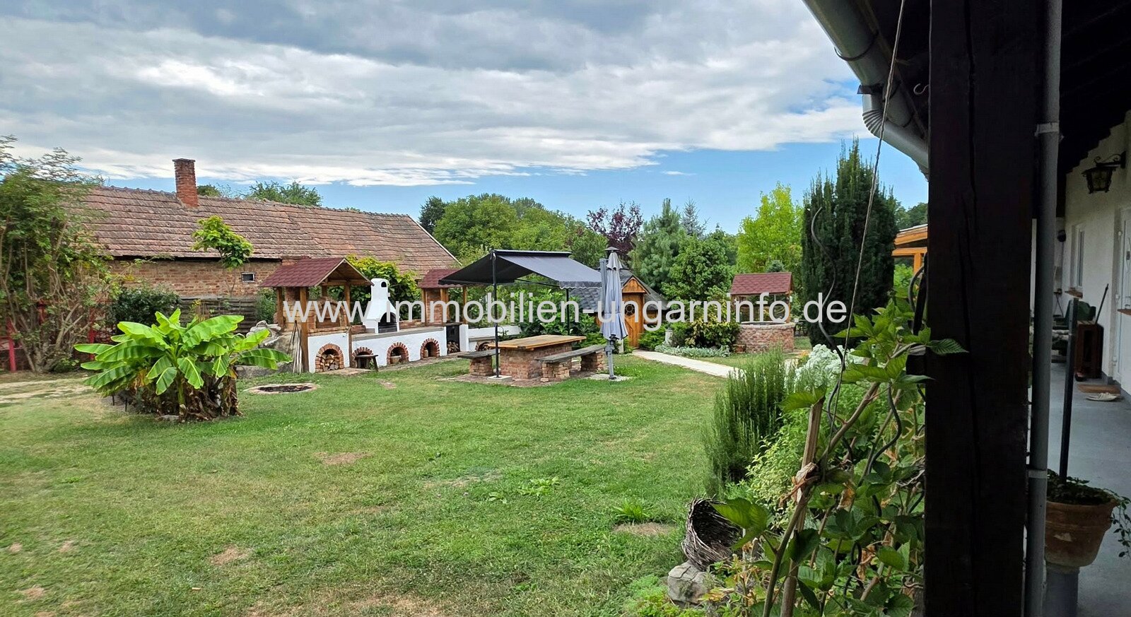 Einfamilienhaus mit 3 Apartments und Swimmingpool in Nikla zu verkaufen