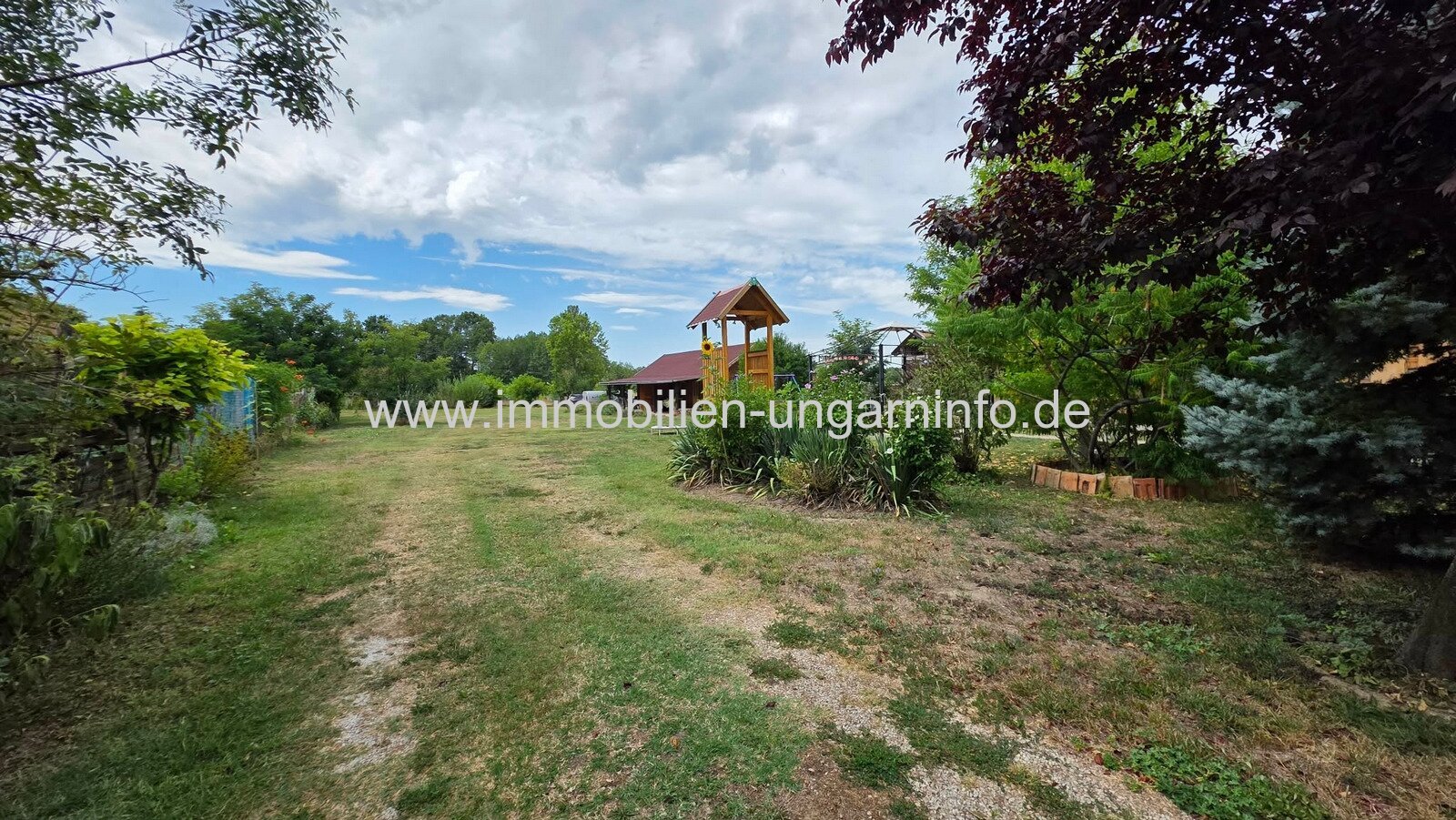 Einfamilienhaus mit 3 Apartments und Swimmingpool in Nikla zu verkaufen
