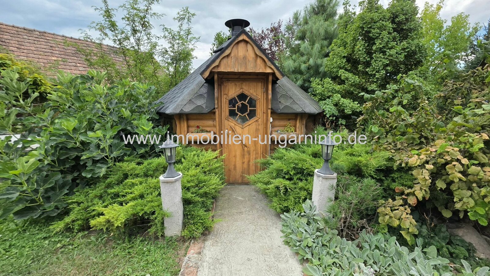 Einfamilienhaus mit 3 Apartments und Swimmingpool in Nikla zu verkaufen