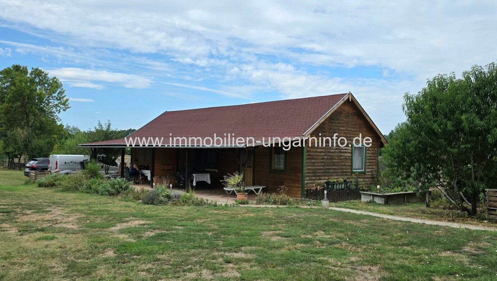 Einfamilienhaus mit 3 Apartments und Swimmingpool in Nikla zu verkaufen
