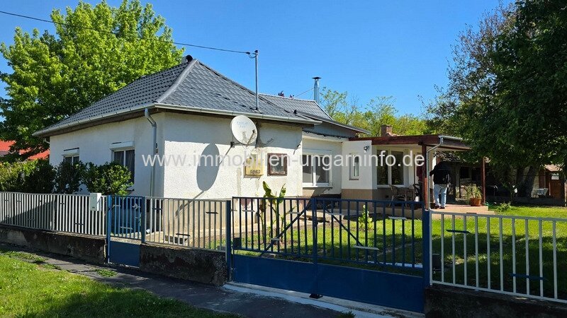 Einfamilienhaus mit großem Grundstück und einem kleinen Waldstück (20 km vom Plattensee entfernt) 