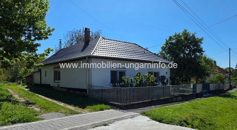 Einfamilienhaus mit großem Grundstück und einem kleinen Waldstück (20 km vom Plattensee entfernt)