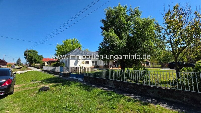 Einfamilienhaus mit großem Grundstück und einem kleinen Waldstück (20 km vom Plattensee entfernt)