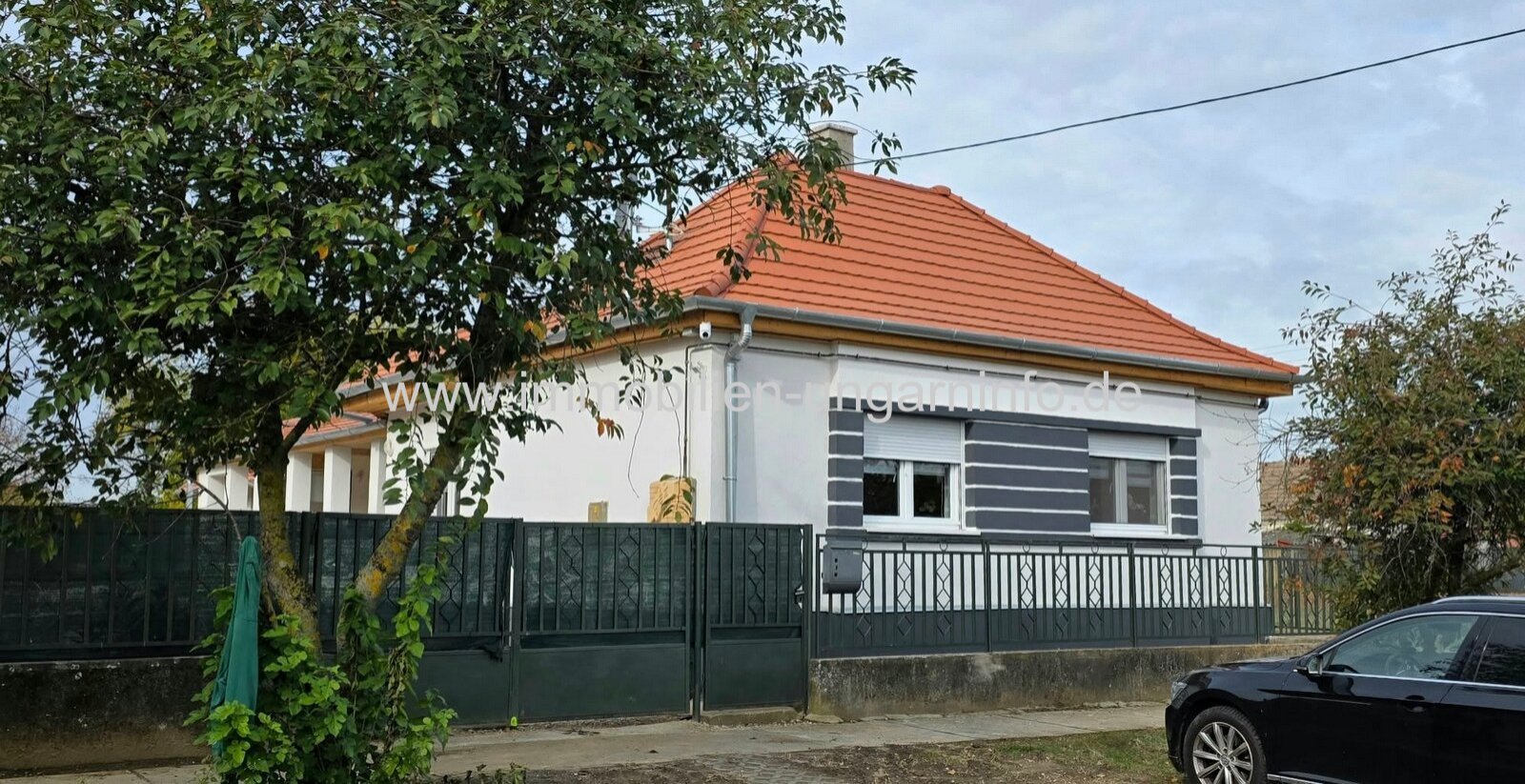 In Somogyszentpál steht ein Einfamilienhaus mit separatem Gästezimmer, zwei Garagen und großem Grundstück zum Verkauf