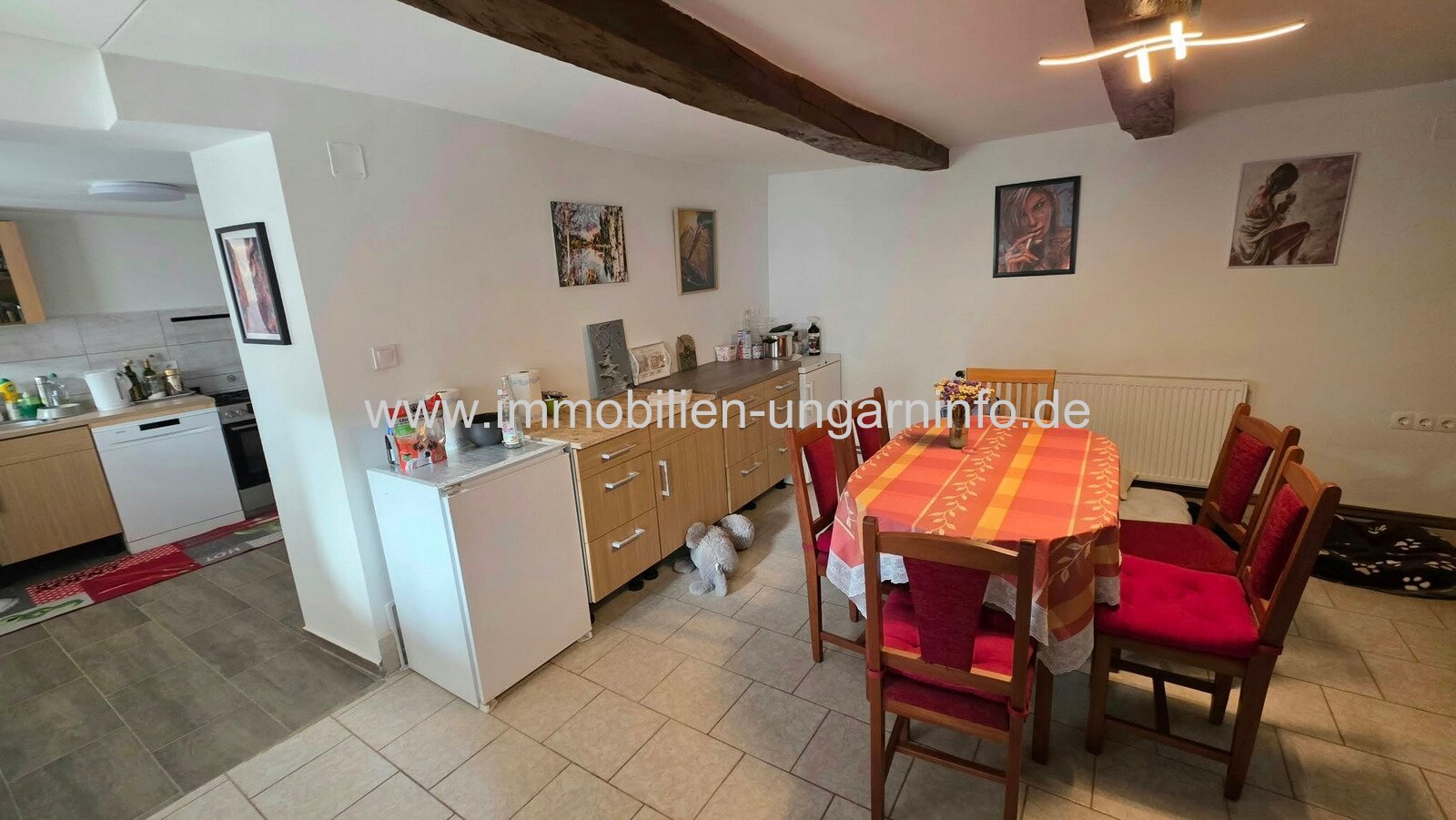 In Somogyszentpál steht ein Einfamilienhaus mit separatem Gästezimmer, zwei Garagen und großem Grundstück zum Verkauf