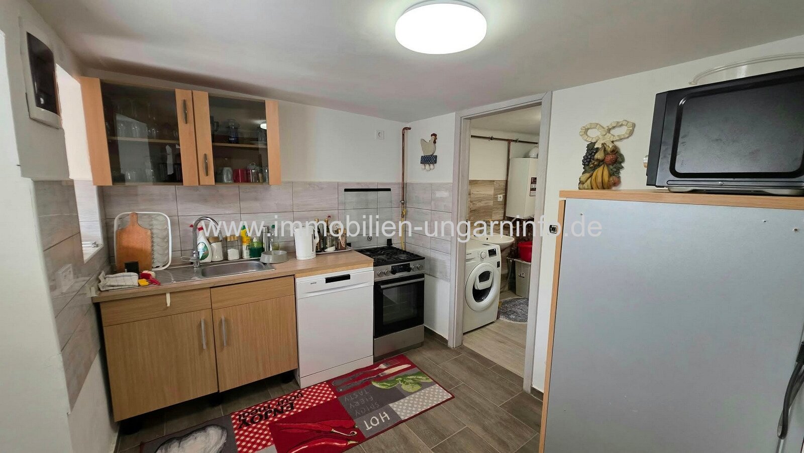 In Somogyszentpál steht ein Einfamilienhaus mit separatem Gästezimmer, zwei Garagen und großem Grundstück zum Verkauf