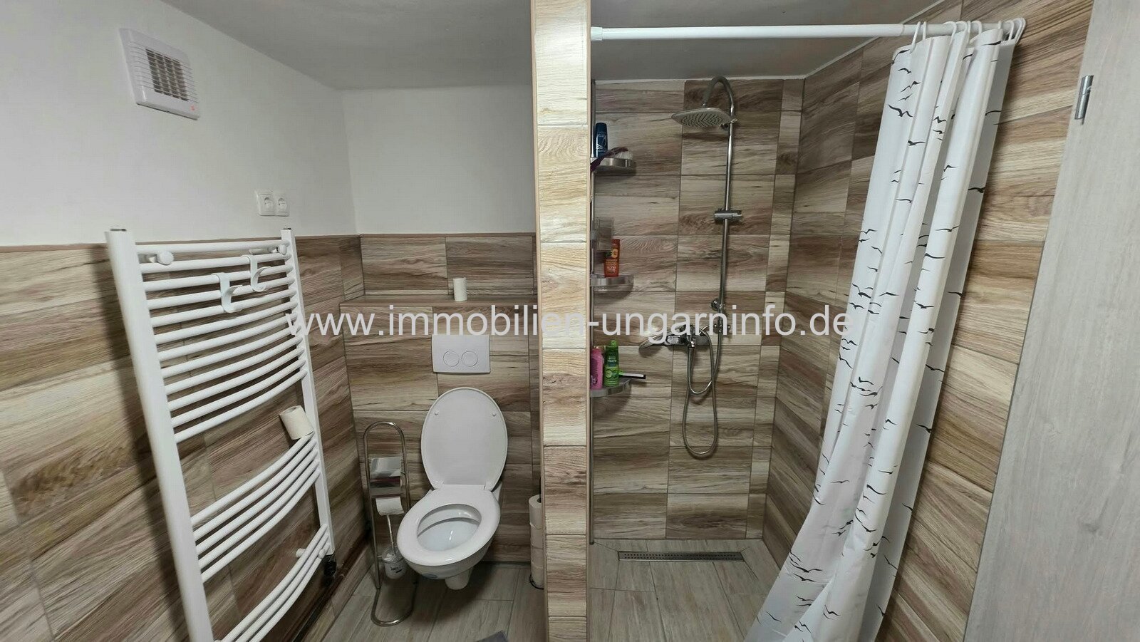In Somogyszentpál steht ein Einfamilienhaus mit separatem Gästezimmer, zwei Garagen und großem Grundstück zum Verkauf