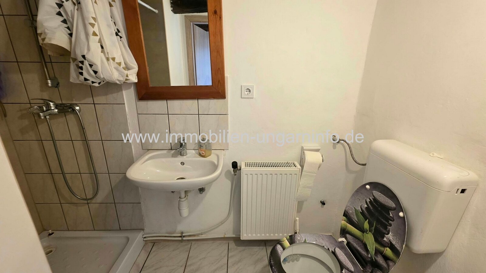In Somogyszentpál steht ein Einfamilienhaus mit separatem Gästezimmer, zwei Garagen und großem Grundstück zum Verkauf
