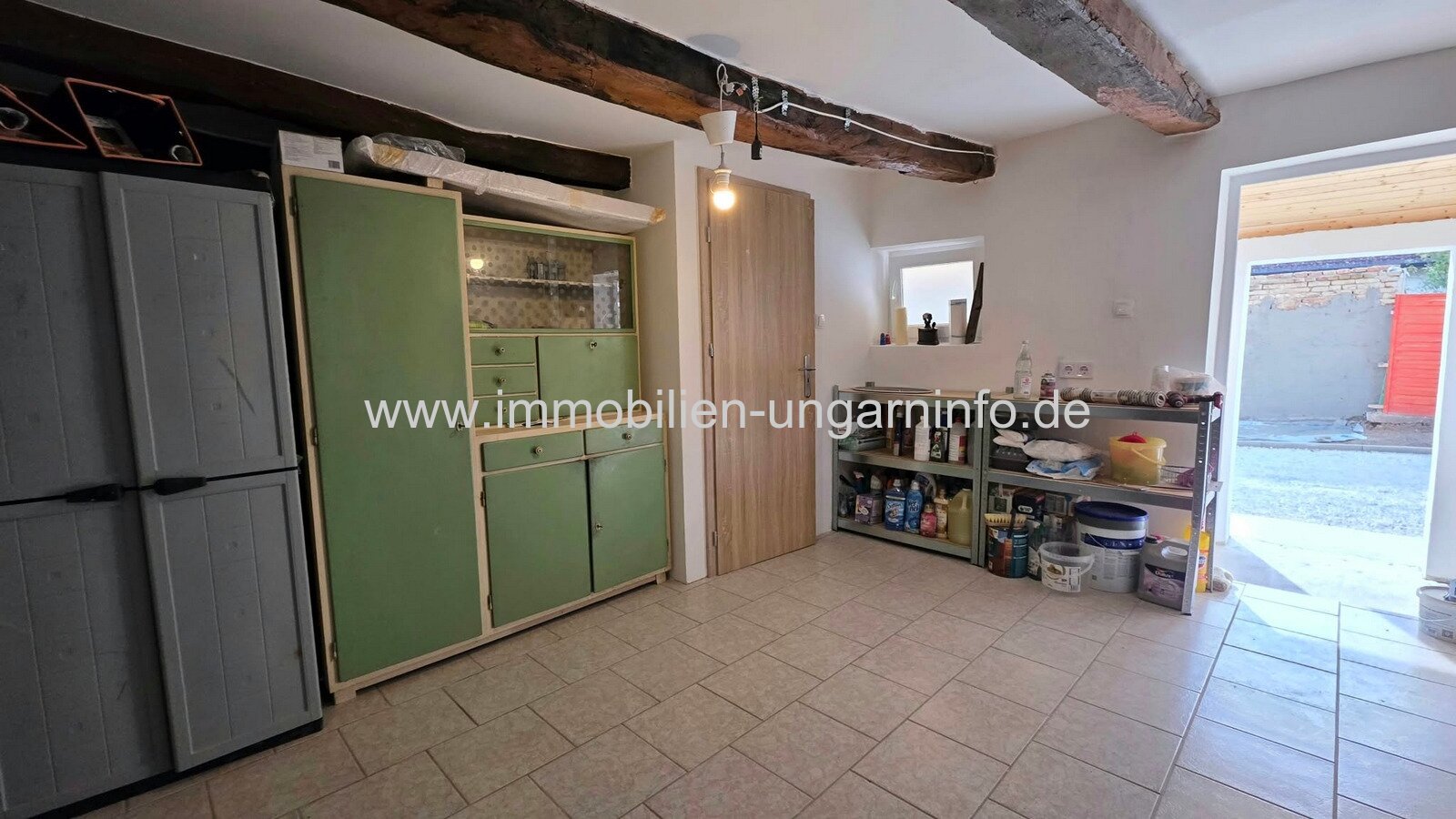 In Somogyszentpál steht ein Einfamilienhaus mit separatem Gästezimmer, zwei Garagen und großem Grundstück zum Verkauf
