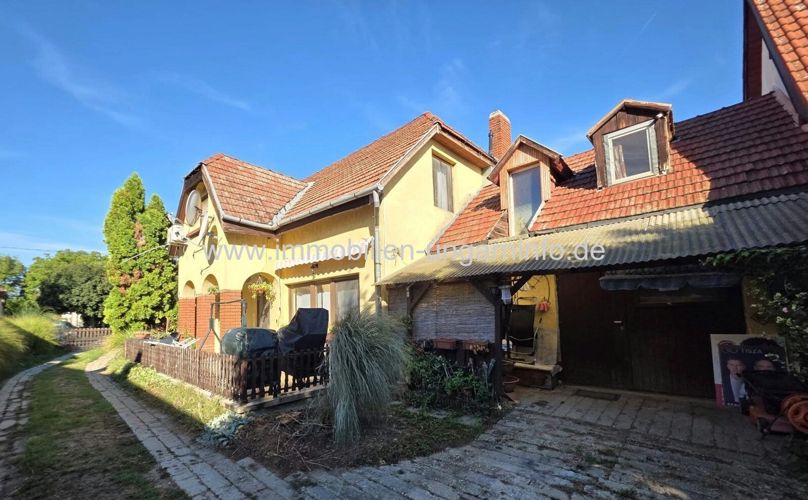 In Balatonkeresztúr steht ein zweistöckiges, 180 m² großes Einfamilienhaus zum Verkauf