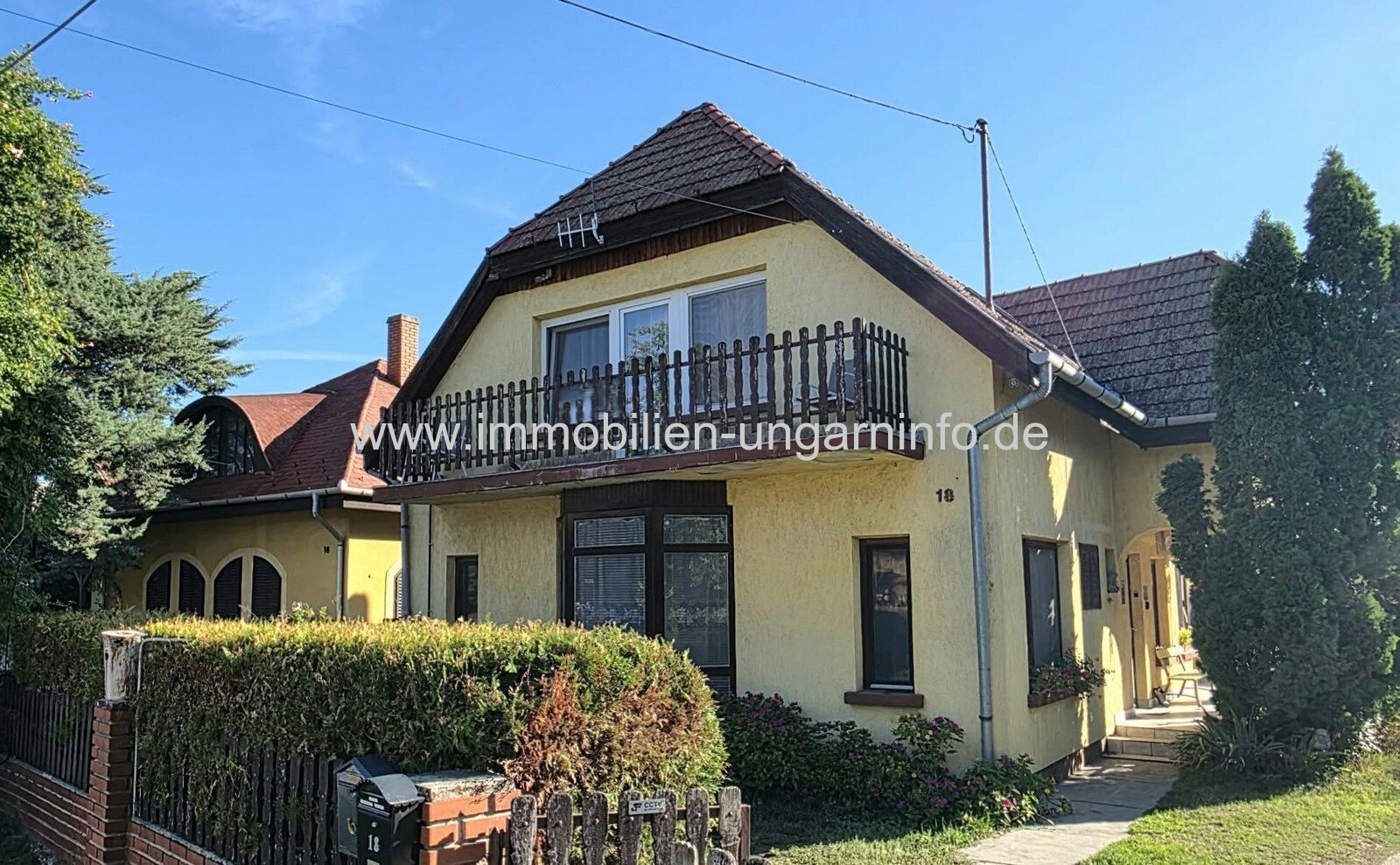 In Balatonkeresztúr steht ein zweistöckiges, 180 m² großes Einfamilienhaus zum Verkauf