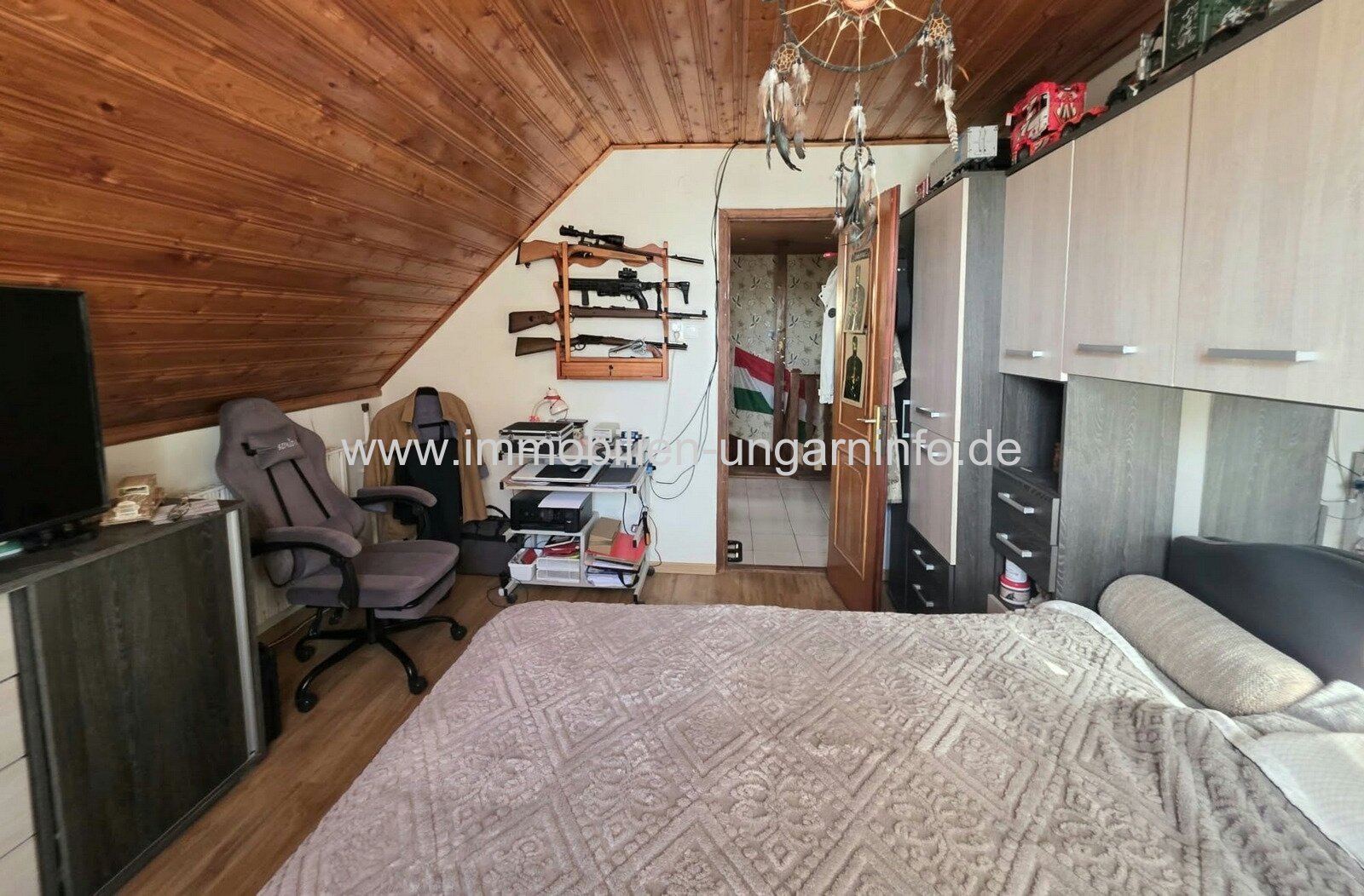 In Balatonkeresztúr steht ein zweistöckiges, 180 m² großes Einfamilienhaus zum Verkauf