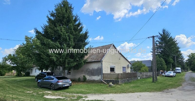 Zwei Häuser zum Preis von einem in der Nähe des Plattensees