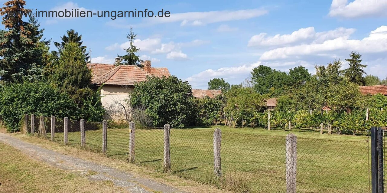 Südlich des Plattensees gut erhaltenes Einfamilienhaus mit großem Grundstück zu verkaufen