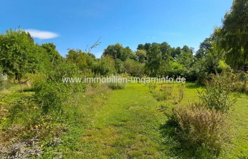 Zwei Immobilien mit großem Grundstück nahe dem Balaton zu verkaufen