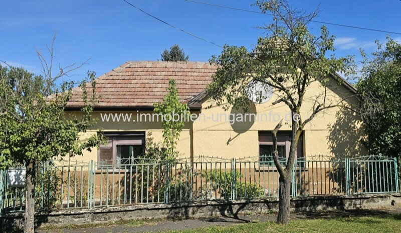 Veszprém Vármegye: In der Weinregion Somló (Komitat Veszprém) stehen 2 Häuser zum Preis von einem zum Verkauf. 