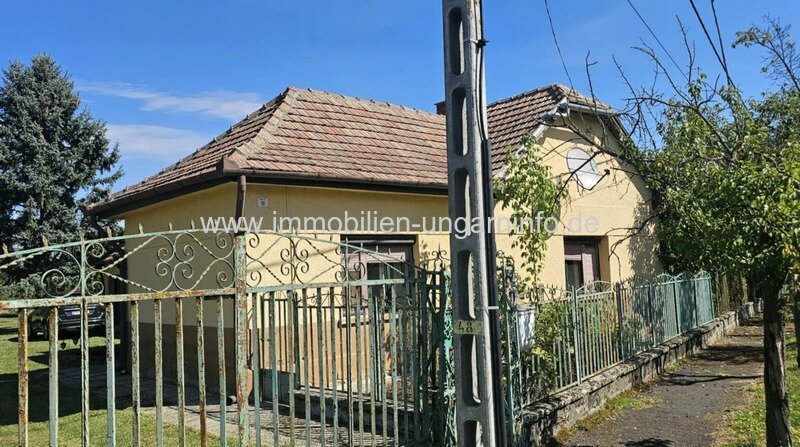 In der Weinregion Somló (Komitat Veszprém) stehen 2 Häuser zum Preis von einem zum Verkauf.