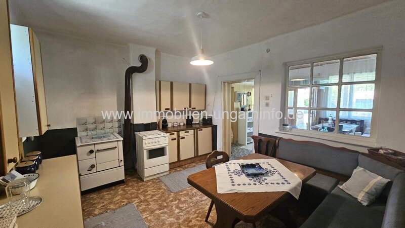 In der Weinregion Somló (Komitat Veszprém) stehen 2 Häuser zum Preis von einem zum Verkauf.