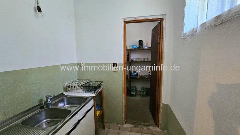 In der Weinregion Somló (Komitat Veszprém) stehen 2 Häuser zum Preis von einem zum Verkauf.