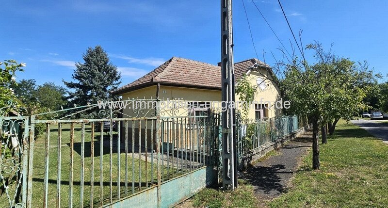 In der Weinregion Somló (Komitat Veszprém) stehen 2 Häuser zum Preis von einem zum Verkauf.