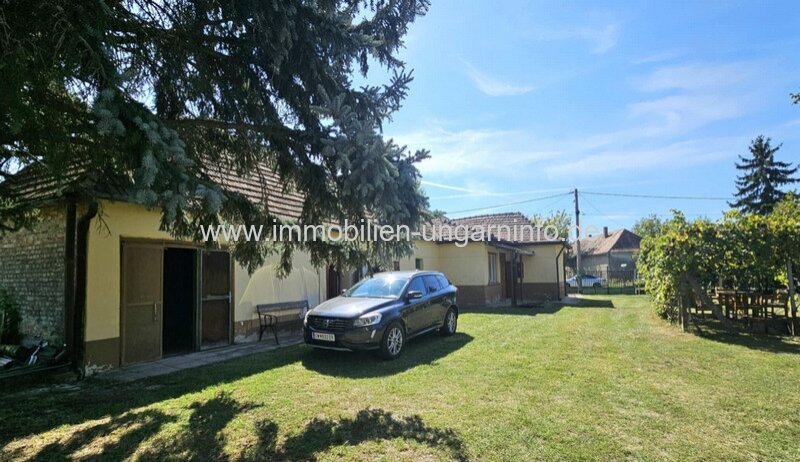 In der Weinregion Somló (Komitat Veszprém) stehen 2 Häuser zum Preis von einem zum Verkauf.