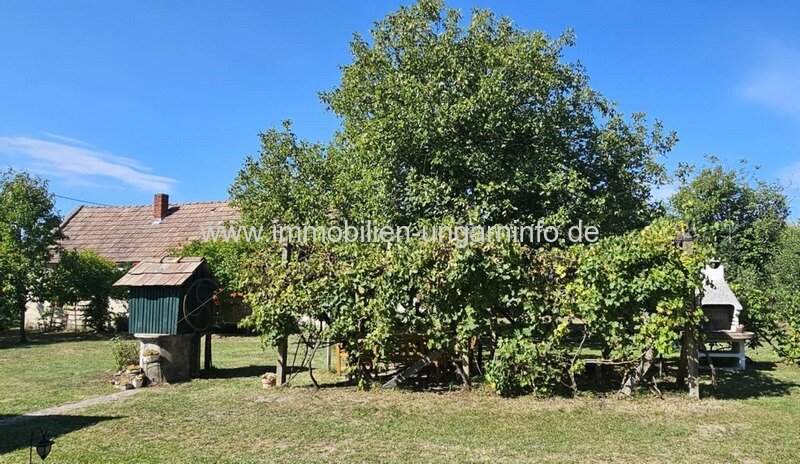 In der Weinregion Somló (Komitat Veszprém) stehen 2 Häuser zum Preis von einem zum Verkauf.