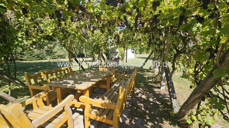 In der Weinregion Somló (Komitat Veszprém) stehen 2 Häuser zum Preis von einem zum Verkauf.