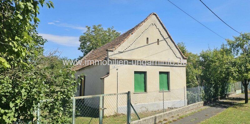 In der Weinregion Somló (Komitat Veszprém) stehen 2 Häuser zum Preis von einem zum Verkauf.