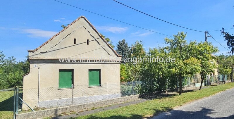 In der Weinregion Somló (Komitat Veszprém) stehen 2 Häuser zum Preis von einem zum Verkauf.