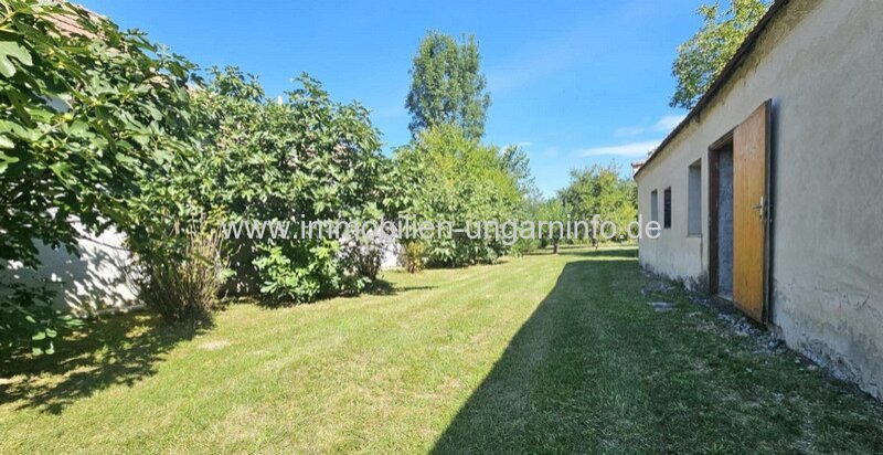 In der Weinregion Somló (Komitat Veszprém) stehen 2 Häuser zum Preis von einem zum Verkauf.