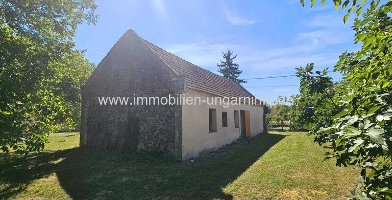 In der Weinregion Somló (Komitat Veszprém) stehen 2 Häuser zum Preis von einem zum Verkauf.