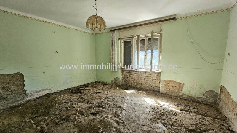 In der Weinregion Somló (Komitat Veszprém) stehen 2 Häuser zum Preis von einem zum Verkauf.