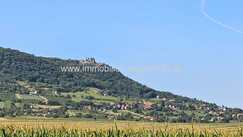 In der Weinregion Somló (Komitat Veszprém) stehen 2 Häuser zum Preis von einem zum Verkauf.