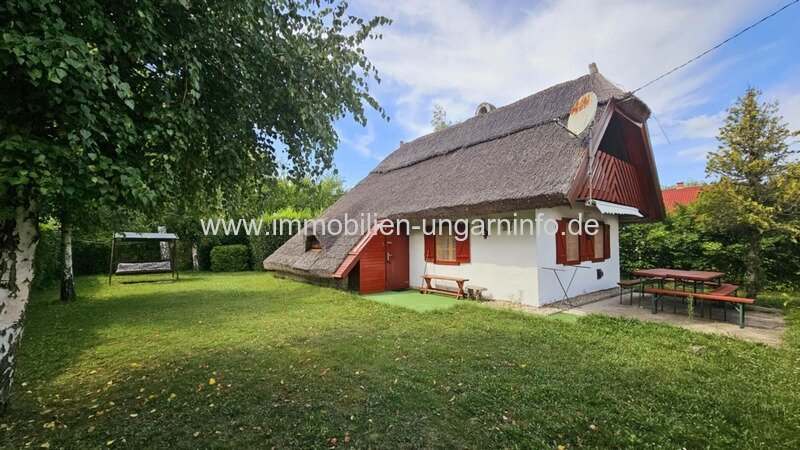Strandnahes Ferienhaus mit Strohdach in Balatonmáriafürdő zu verkaufen