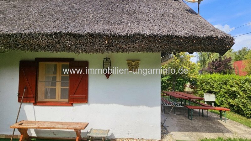 Strandnahes Ferienhaus mit Strohdach in Balatonmáriafürdő zu verkaufen