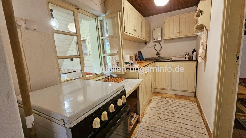 Strandnahes Ferienhaus mit Strohdach in Balatonmáriafürdő zu verkaufen