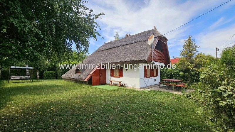 Strandnahes Ferienhaus mit Strohdach in Balatonmáriafürdő zu verkaufen