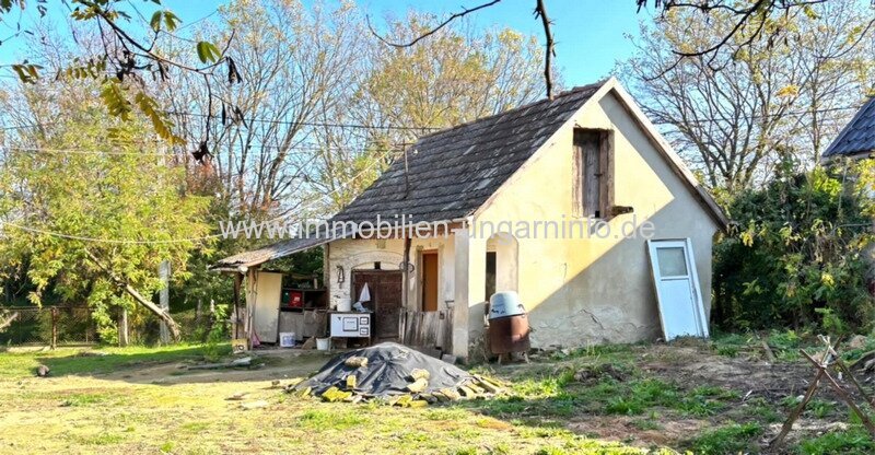 Bauernhaus im Kreis Tolna, mit großem Nebengebäude
