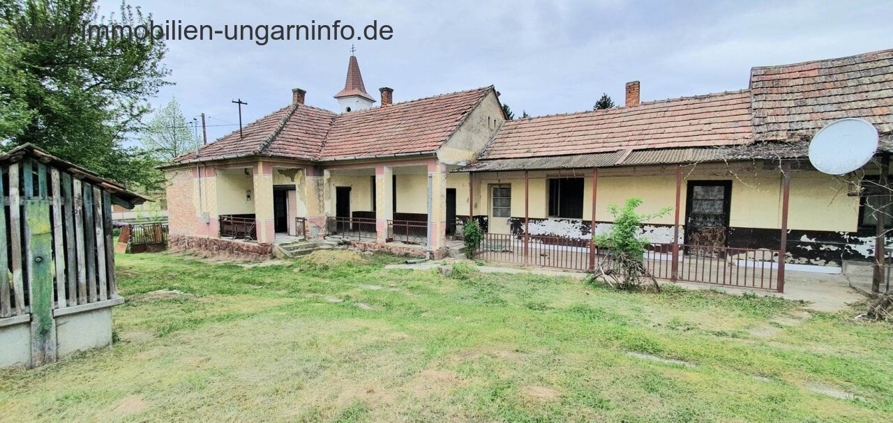 Detached house to renovate near Lake Balaton with a large plot