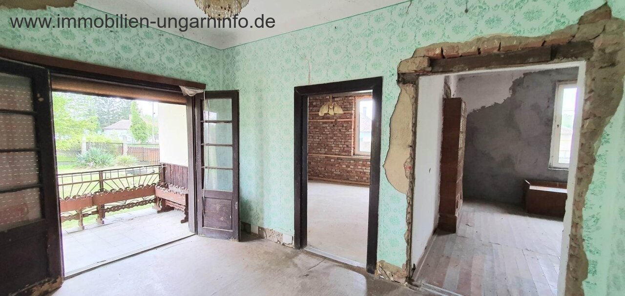 Detached house to renovate near Lake Balaton with a large plot