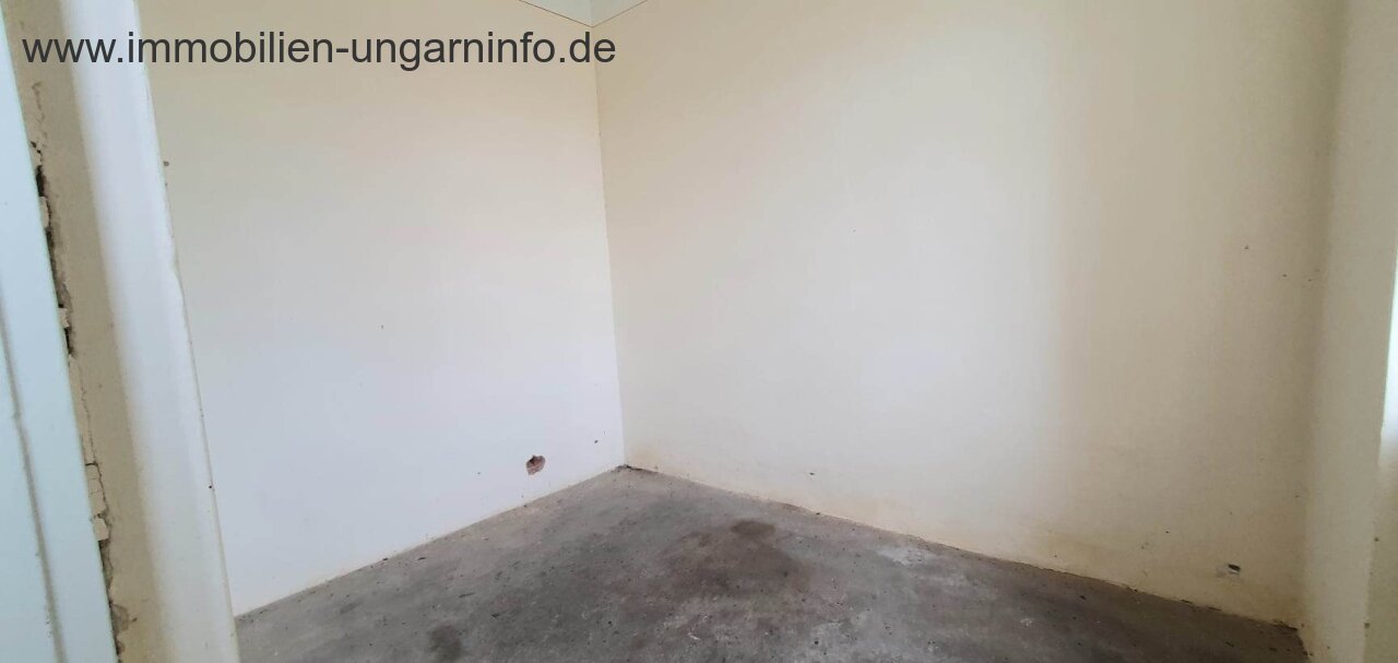 250 m² building with 0.5 hectare land for sale near Lake Balaton