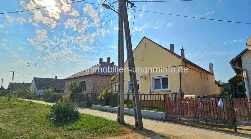 Einfamilienhaus mit 3 Werkstätten für sofortigen Umzug verfügbar