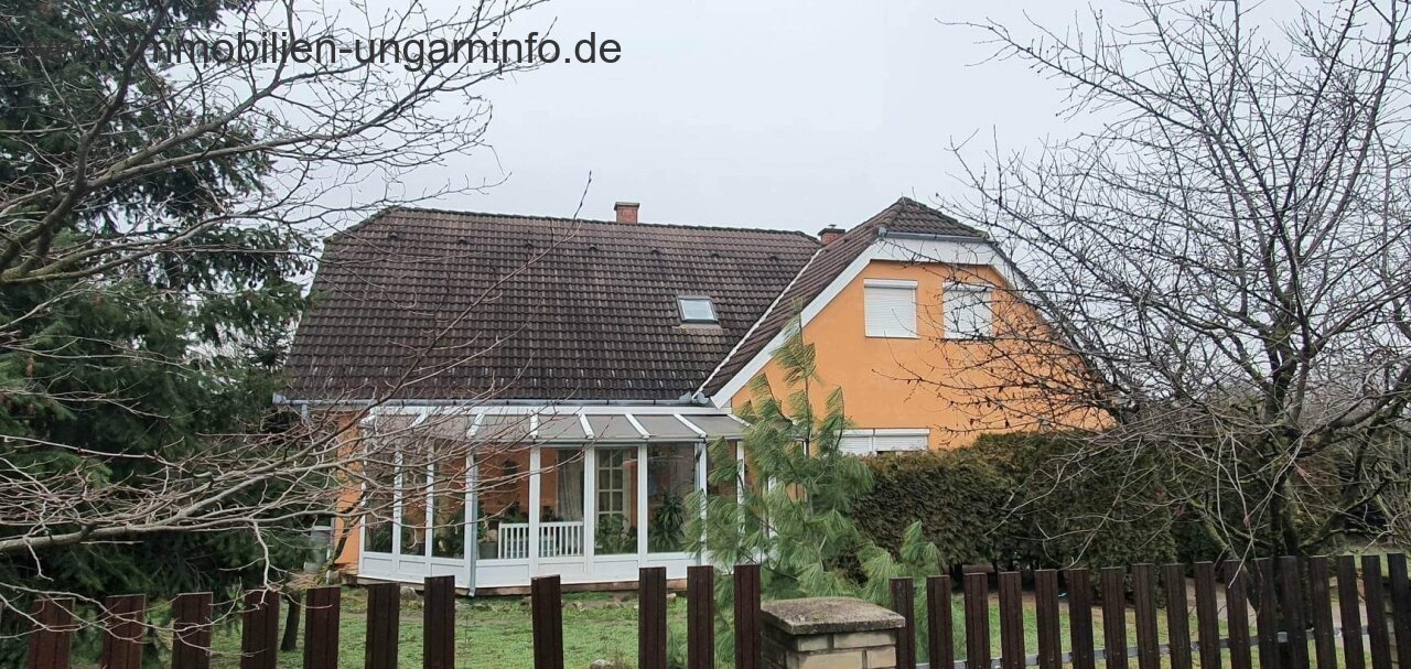 Zala Megye Balaton: In Vonyarcvashegy, on the northern shore of Lake Balaton, 2-storey detached house for sale 